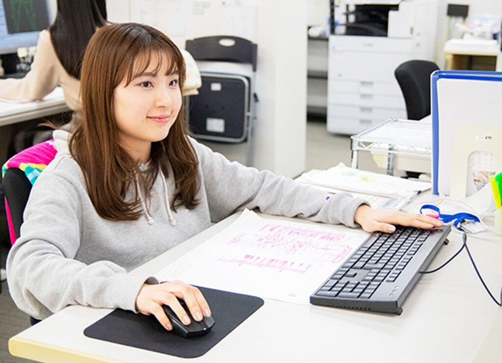 仕事中の女性社員