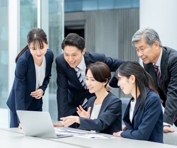 談笑する社員たちの写真