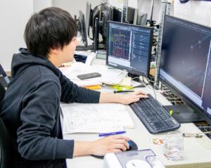 私服で仕事をしている写真